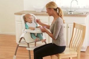 Как выбрать стульчик для кормления ребенка