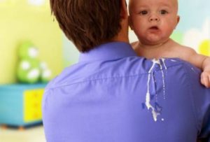 Новорожденный ребенок срыгивает после кормления грудным молоком