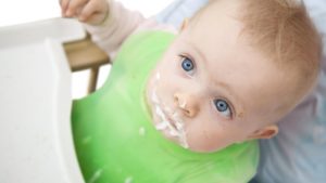 Новорожденный ребенок срыгивает после кормления грудным молоком