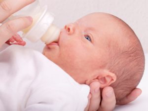 Почему срыгивает новорожденный ребенок после кормления грудным молоком