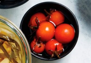 Можно ли кормящей маме помидоры
