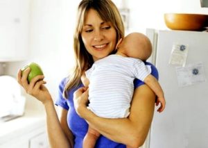 Можно ли есть яблоки кормящей маме новорожденного