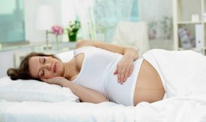 Можно ли спать на животе в первом триместре беременности