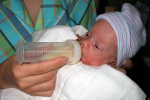 Как правильно держать ребенка при кормлении из бутылочки