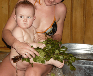 Можно ли кормящей маме париться в бане