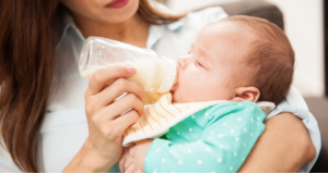 Ребенок икает после кормления грудным молоком что делать