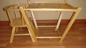 Кормильный столик для ребенка деревянный