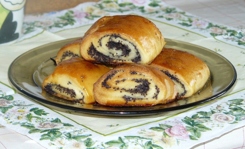 Можно ли булочку с маком кормящей маме