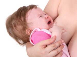 Ребенок плачет при кормлении грудным молоком
